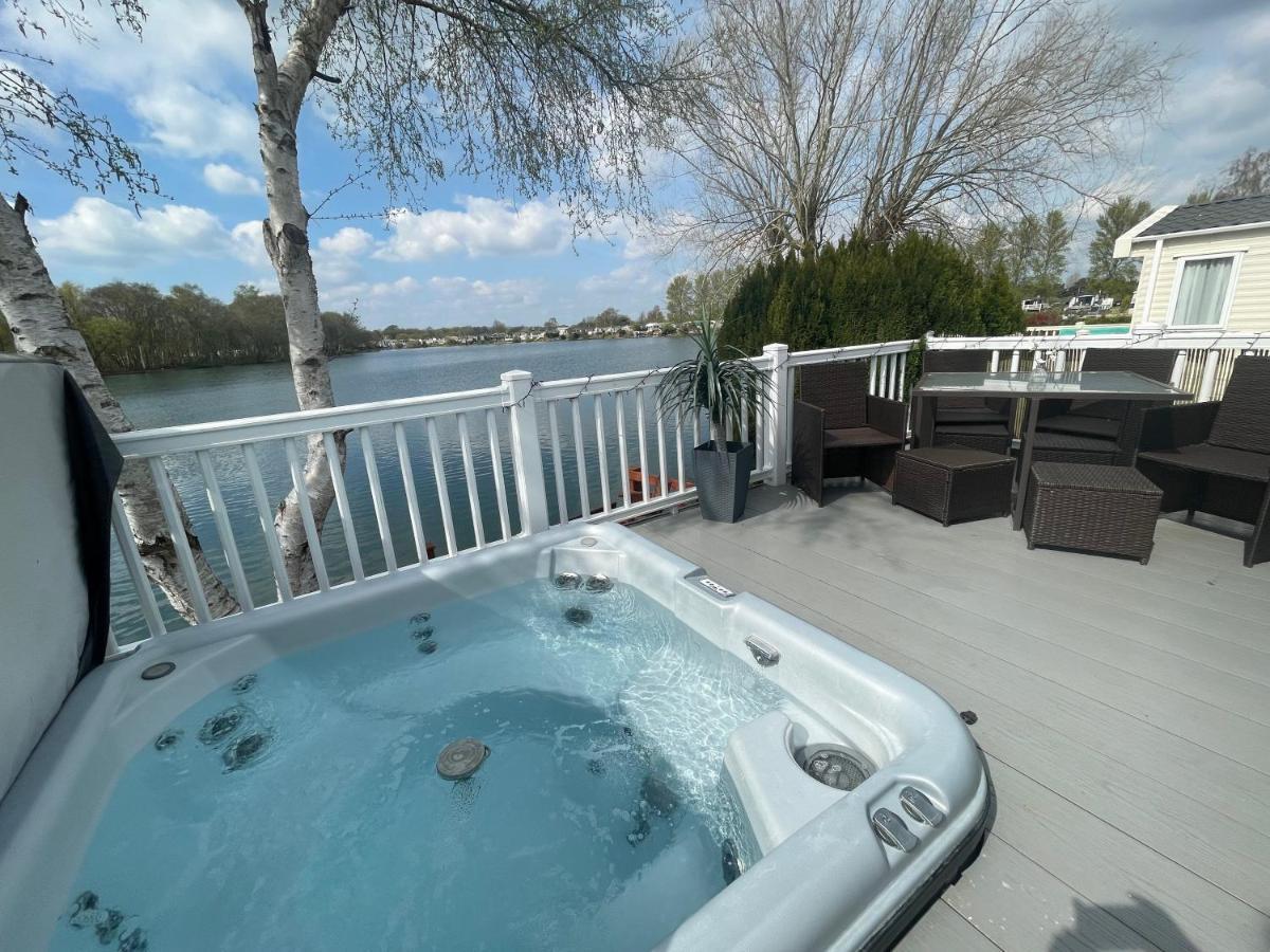 Lakeside Retreat 4 With Hot Tub, Private Fishing Peg Situated At Tattershall Lakes Country Park Exterior photo