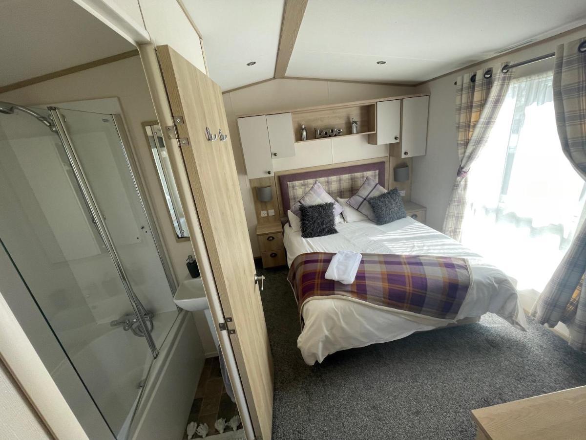 Lakeside Retreat 4 With Hot Tub, Private Fishing Peg Situated At Tattershall Lakes Country Park Exterior photo