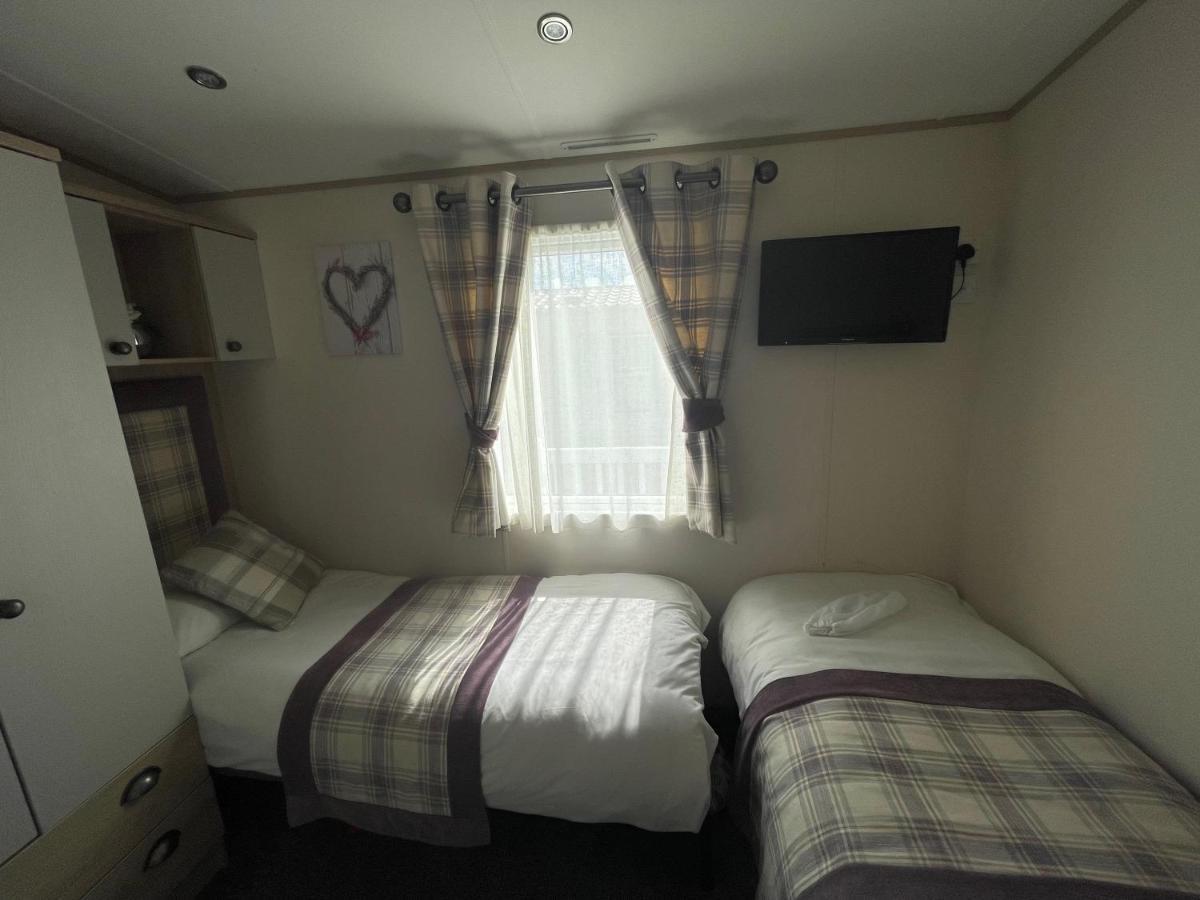 Lakeside Retreat 4 With Hot Tub, Private Fishing Peg Situated At Tattershall Lakes Country Park Exterior photo